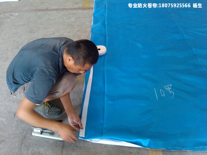 无机布复合防火卷帘帘布作作现场